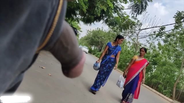 Indian Girl Public Flashing Tit Open Caught on Mobile MMS