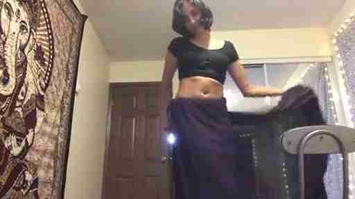 desi girl opens saree shows nude body in mms leak