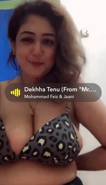 Bihar Bhabi Shows Off Boobs in Leaked MMS Full Desi Video