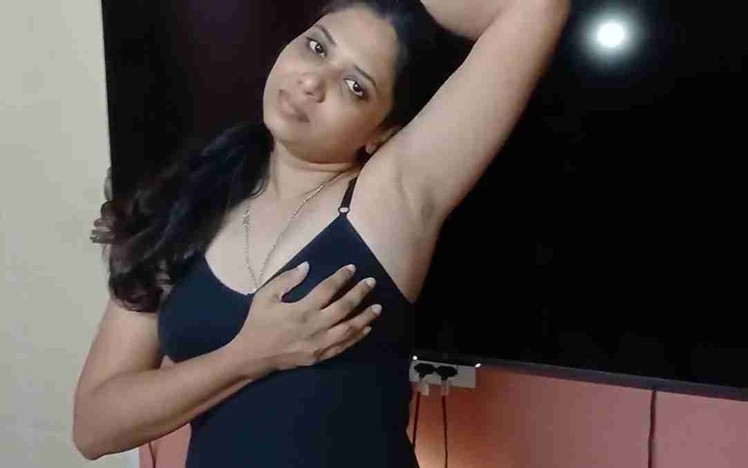 Hot Desi Bhabhi Giving Blowjob to Husband Caught in Nude MMS