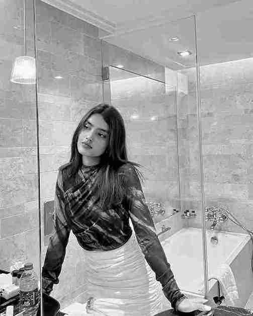 Slim Indian Babe Leaked Nude MMS