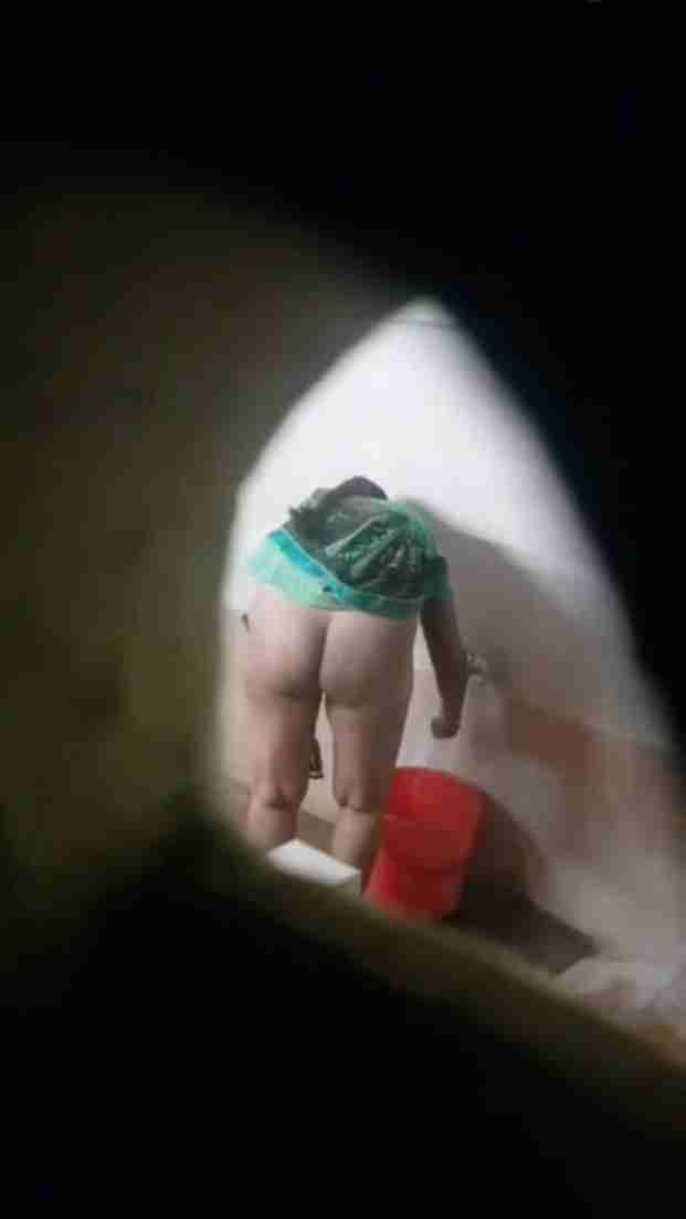 Indian Bhabhi Caught Nude in Neighbour Bath MMS