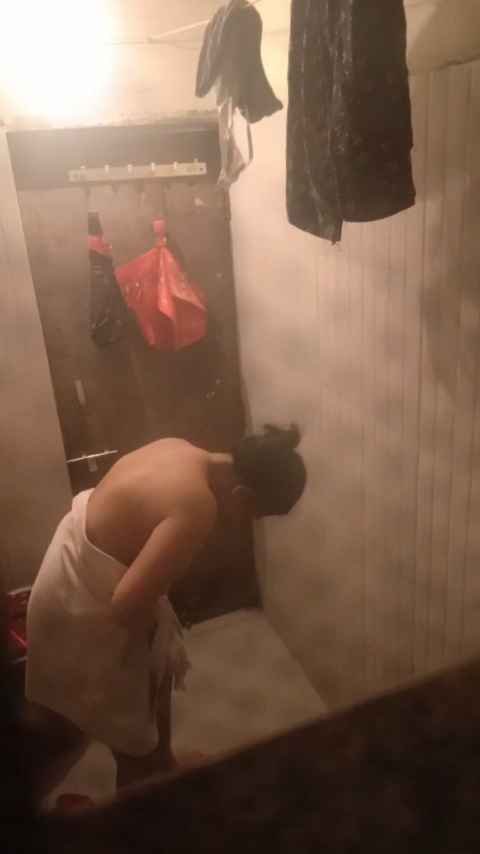 Nude Indian Wife Bath Scene Captured in Private MMS