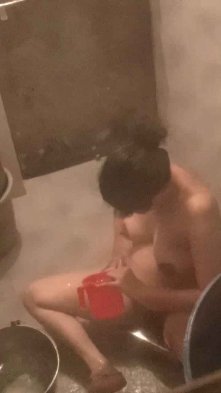 Desi Pregnant Bhabi Bathing MMS with Nude Scene