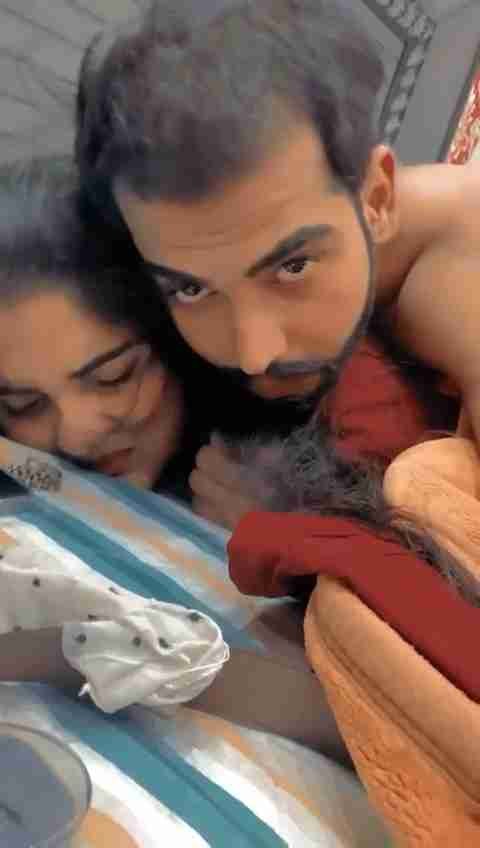 Famous Pakistani girl and her husband in leaked nude mms