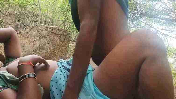 Village Aunty Nude in Outdoor MMS with Her Ex Boyfriend Leaked
