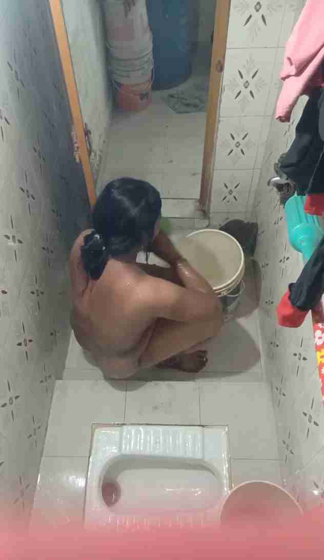nude indian aunty caught bathing in leaked mms