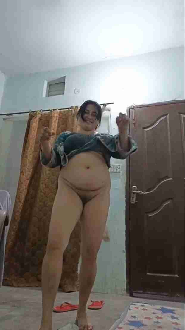 Desi Housewife Nude Dance in Leaked MMS at Home