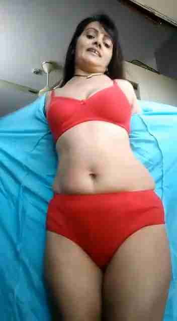 Viral MMS Shows Bhabhi Fully Nude in Bedroom