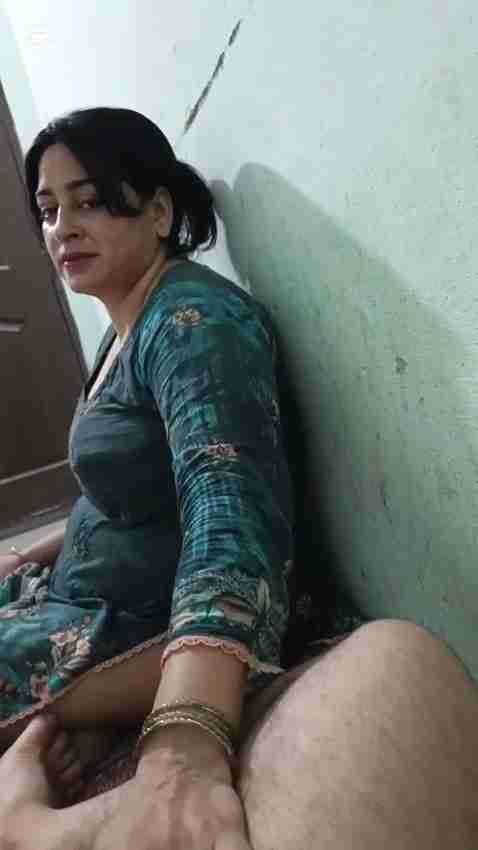Mature Pakistani Aunty Sex in House Leaked MMS