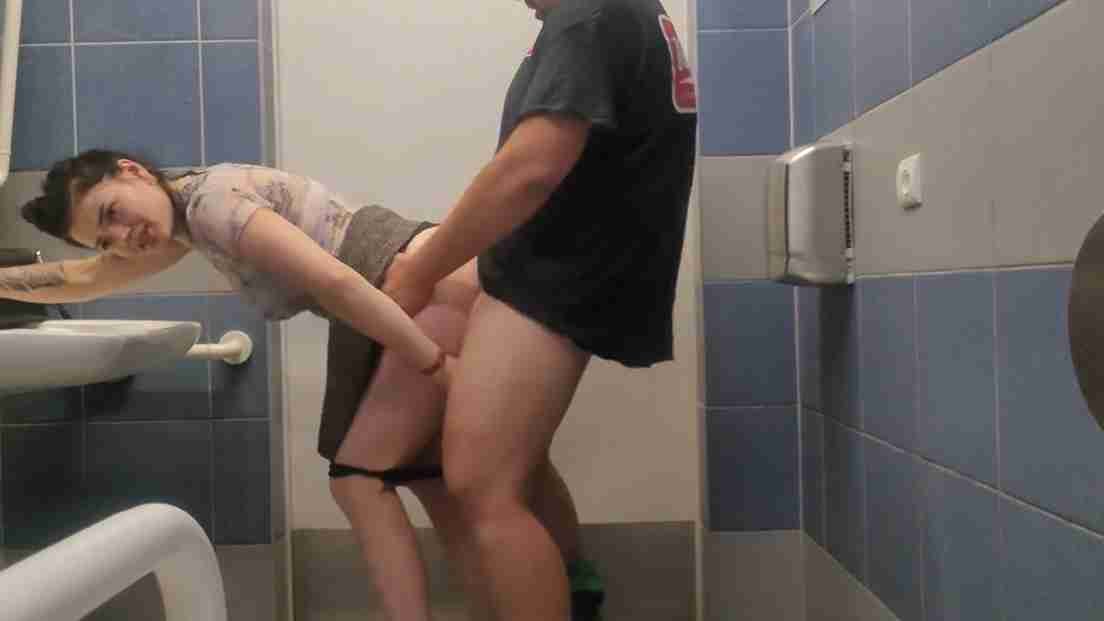Leaked MMS of Pretty Indian Girl Getting Fucked in Office Bathroom