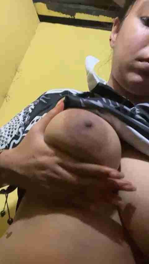 Sexy Desi Girl Fingering in Leaked Nude MMS