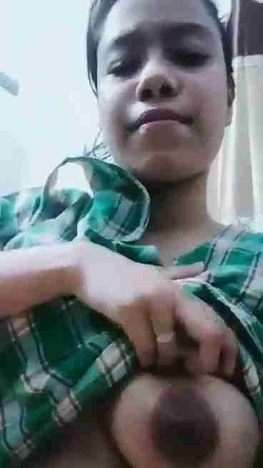 Nude Desi Babe Shows Boobs in MMS Video