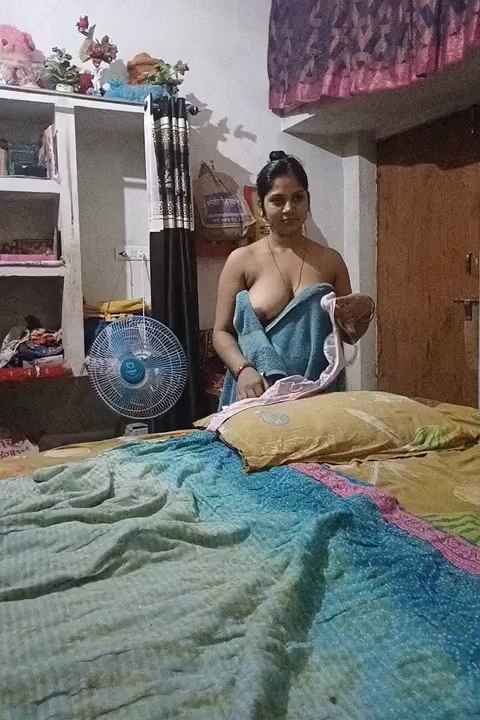 Beautiful Desi Bhabi Changing dress Caught Nude