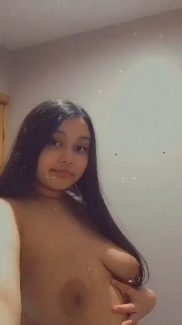 Sexy desi girl reveal her nude boobs and face in a leaked MMS