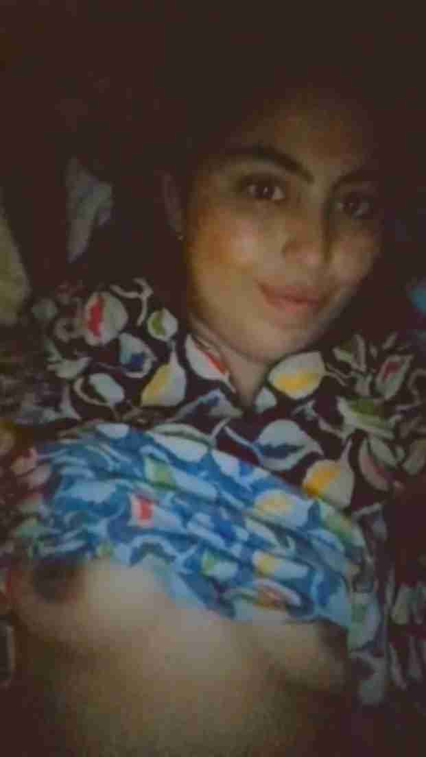 Hot Desi Girl Shows Her Nude Boobs in Night mms Leaked