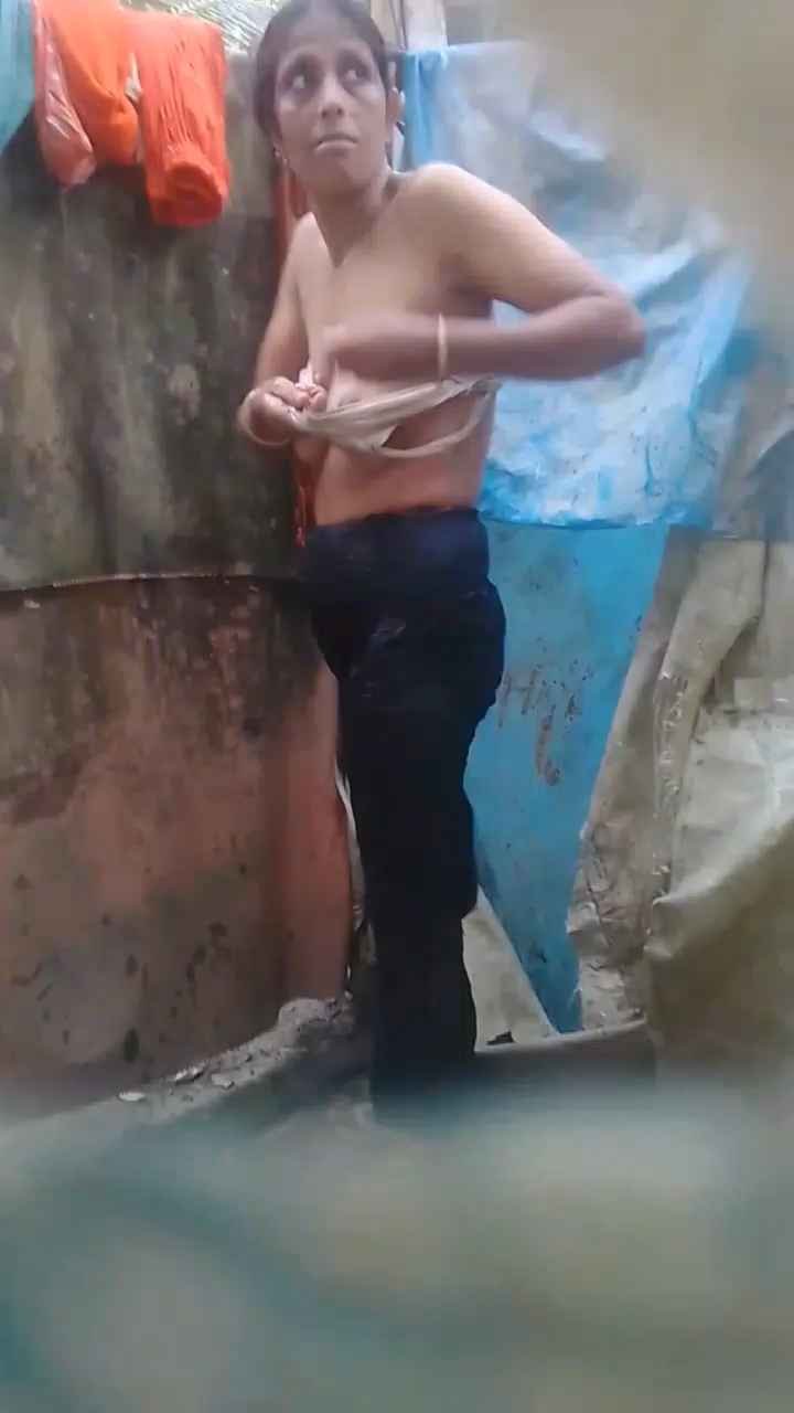 village aunty changing dress and showing boobs nude
