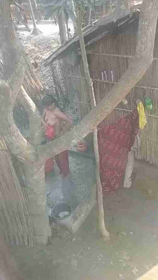 Outdoor Nude MMS of Village Bhabi Bathing Leaked