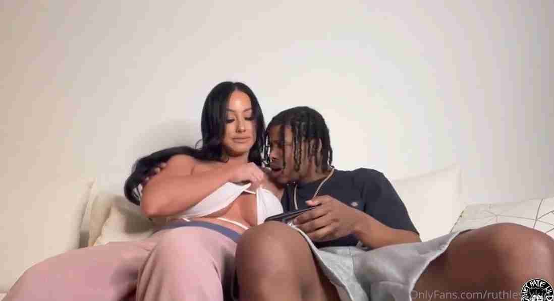 Jennifer White enjoys raw bbc sex on the couch with Lil D in this hot porn tape