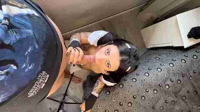 Uravity Hot Milf Gives Blowjob and Handjob Before Getting Fucked